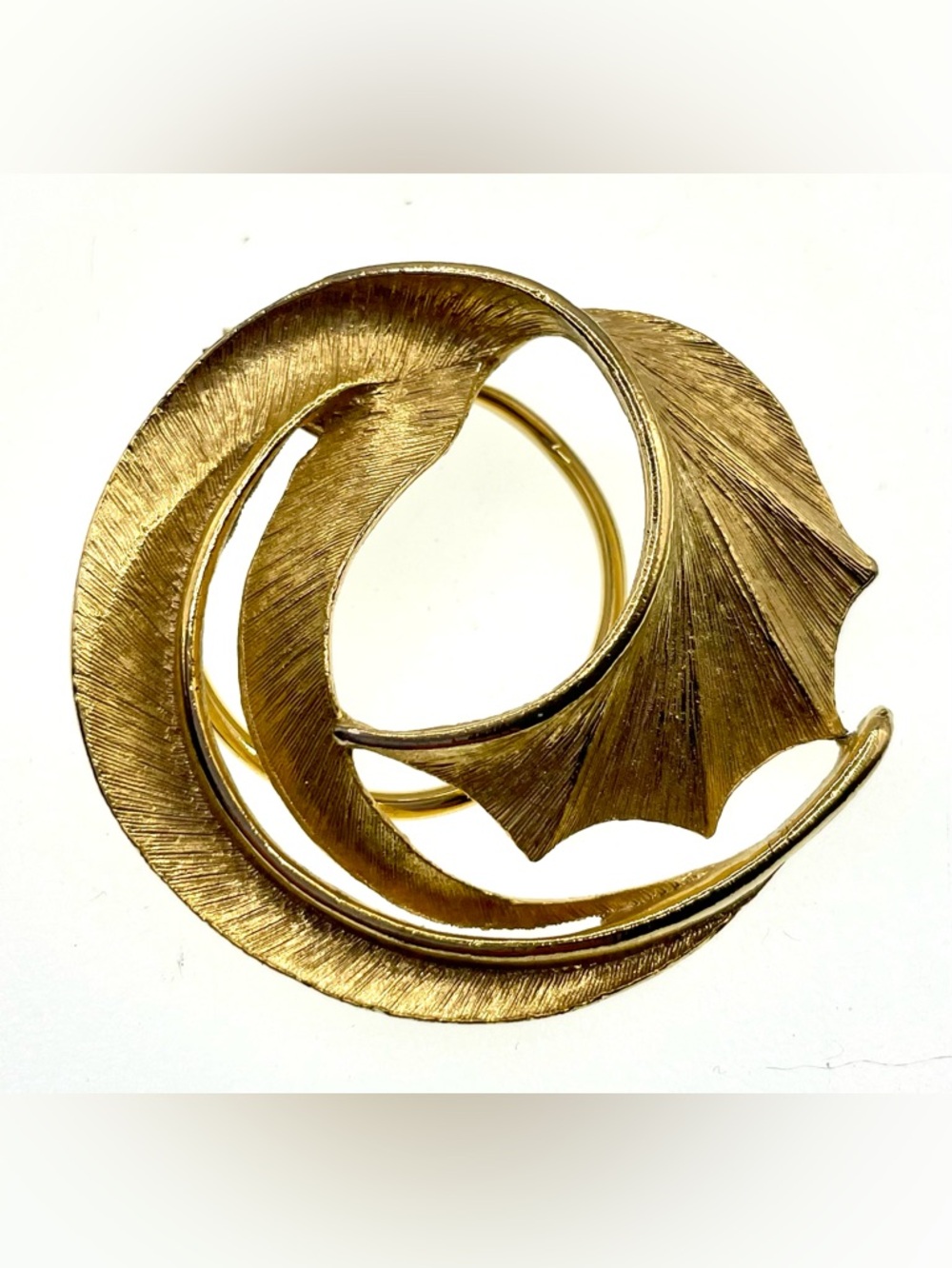 Vintage Gold Tone Scarf Ring Modernist Swirl Circle Scarf Clip Retro Accessory